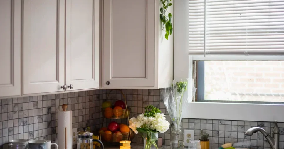 kitchen-window-with-blinds
