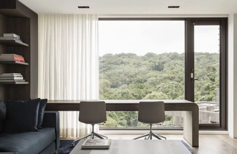 Aluminum-Fixed-Window-with-Operable-Window-in-the-Office